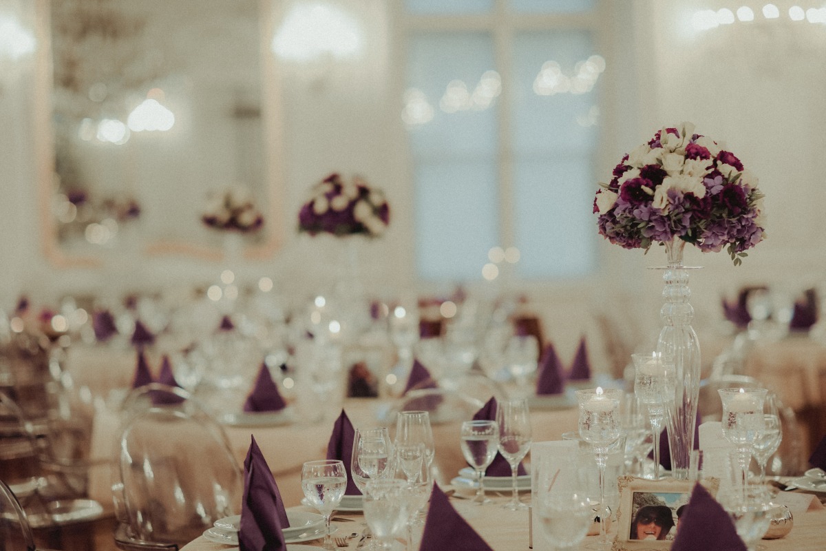 Festetics palota lila-fehér esküvői dekoráció | WeddingFactory