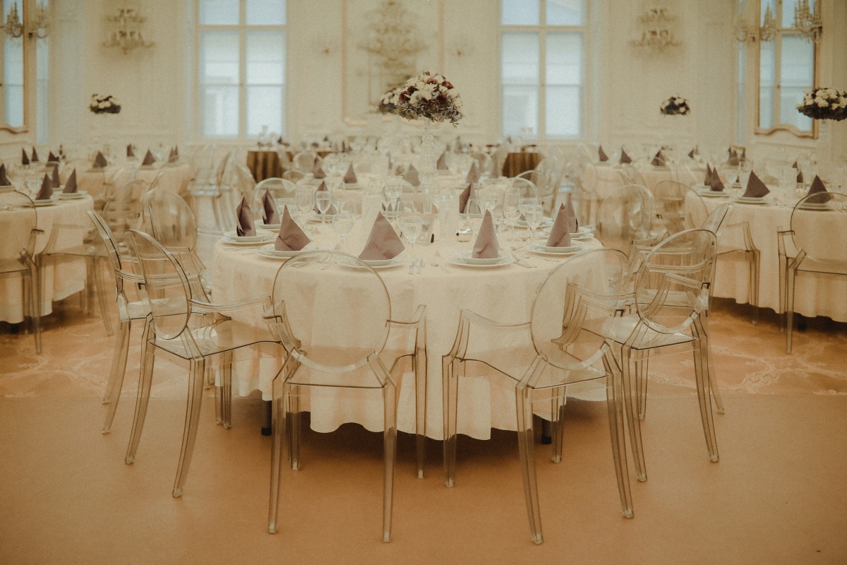 Festetics palota lila-fehér esküvői dekoráció | WeddingFactory