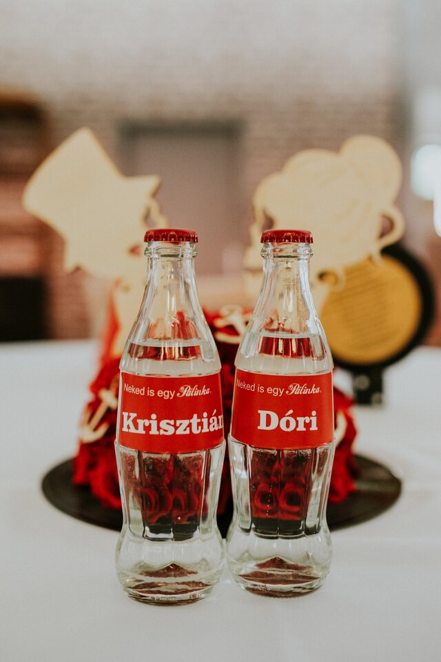 Kreatív asztaldíszek egyedi rockabilly esküvőhöz