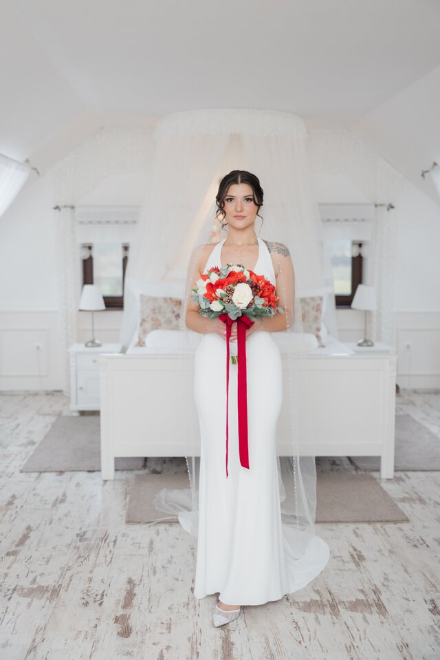 Elegáns téli menyasszonyi csokor bordó amarillisszal és rózsákkal