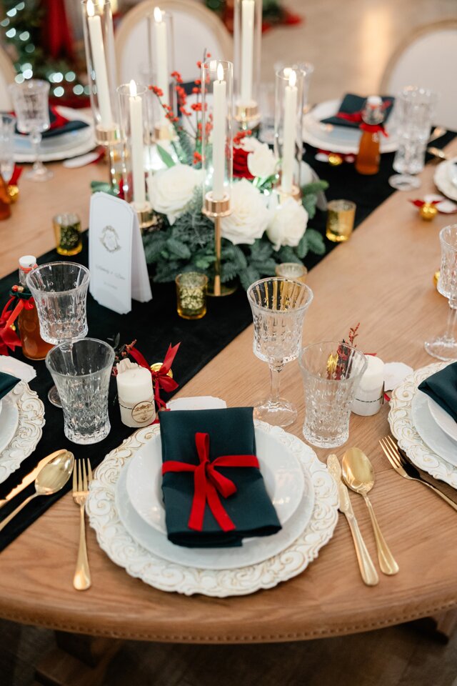 Karácsonyi hangulatú asztaldíszek fehér és bordó rózsákkal