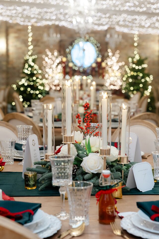 Karácsonyi hangulatú asztaldíszek fehér és bordó rózsákkal