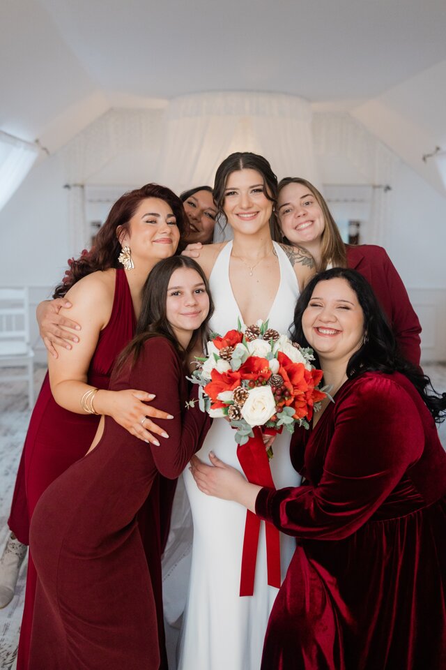 Elegáns téli menyasszonyi csokor bordó amarillisszal és rózsákkal