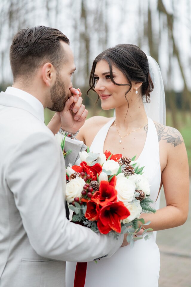 Elegáns téli menyasszonyi csokor bordó amarillisszal és rózsákkal