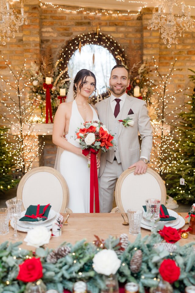 Fenyőalapú főasztaldísz ünnepi eleganciával