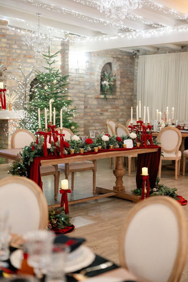 Fenyőalapú főasztaldísz ünnepi eleganciával