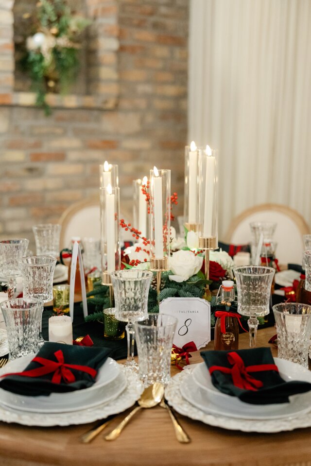 Karácsonyi hangulatú asztaldíszek fehér és bordó rózsákkal