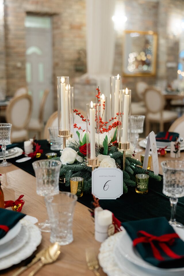 Karácsonyi hangulatú asztaldíszek fehér és bordó rózsákkal