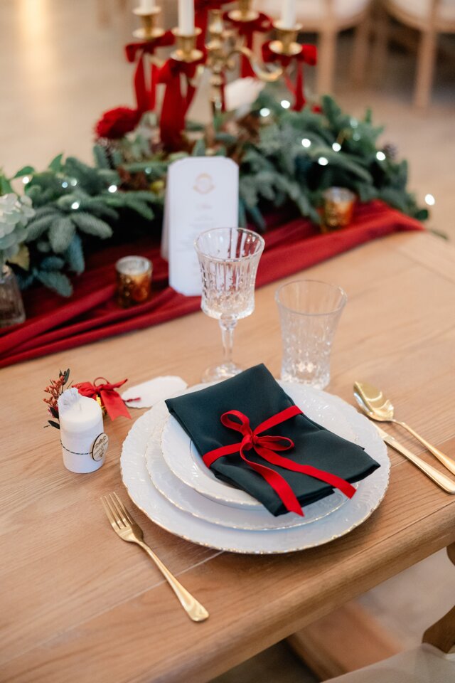 Fenyőalapú főasztaldísz ünnepi eleganciával