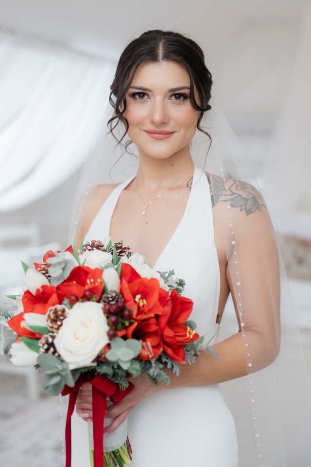 Elegáns téli menyasszonyi csokor bordó amarillisszal és rózsákkal