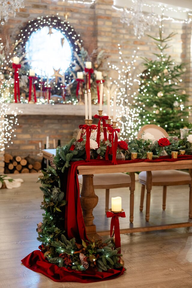 Fenyőalapú főasztaldísz ünnepi eleganciával