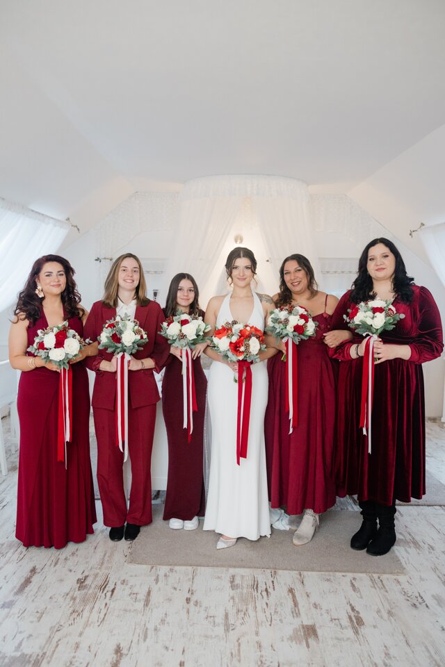 Koszorúslány csokor klasszikus karácsonyi színvilágban