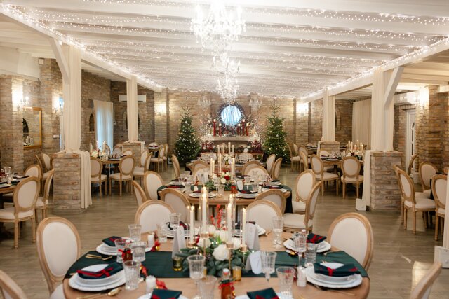 Karácsonyi hangulatú asztaldíszek fehér és bordó rózsákkal