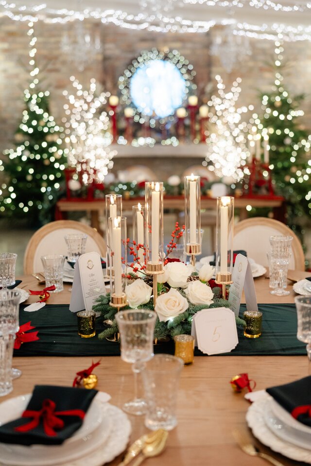 Karácsonyi hangulatú asztaldíszek fehér és bordó rózsákkal