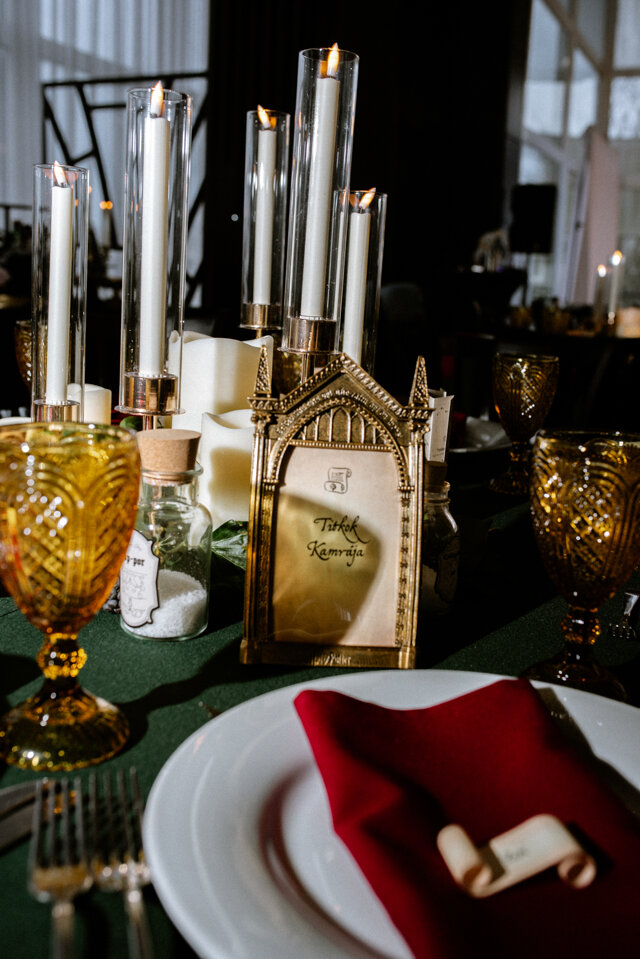 Elegáns asztaldíszek Griffendél hangulatban