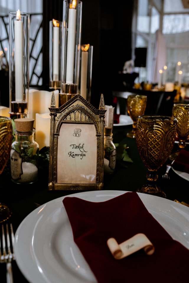 Elegáns asztaldíszek Griffendél hangulatban