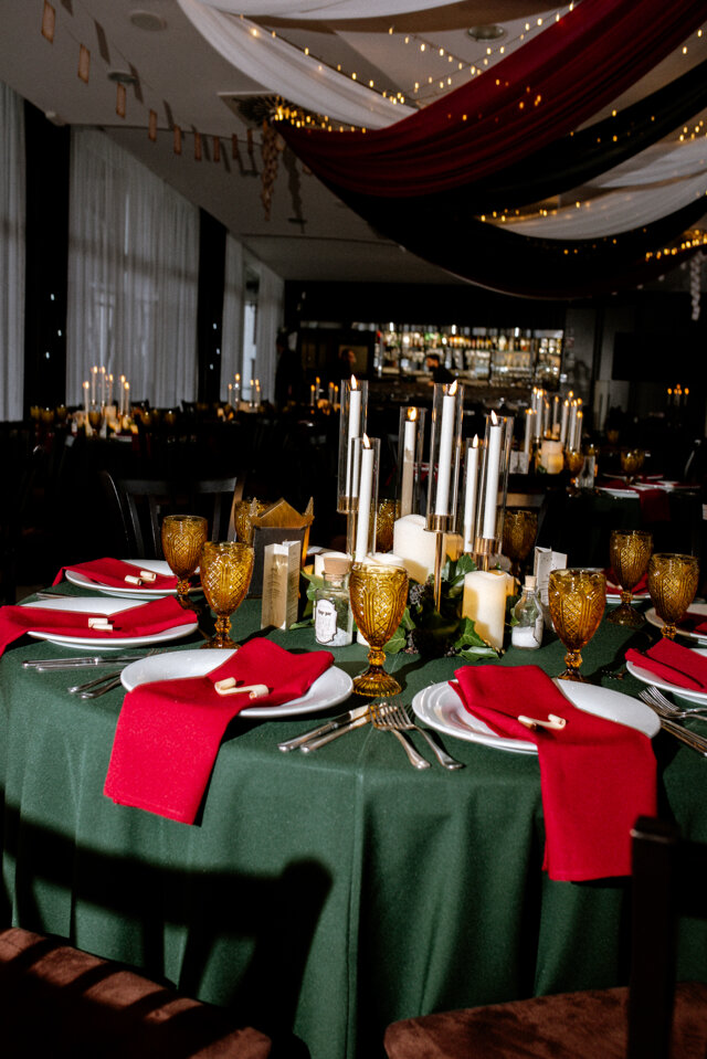 Elegáns asztaldíszek Griffendél hangulatban