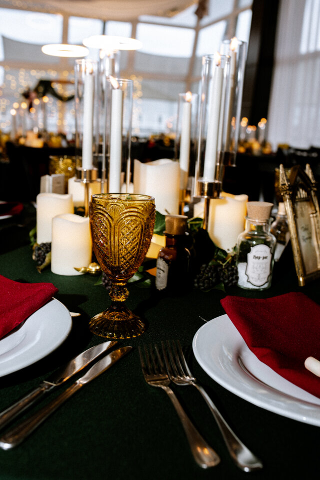 Elegáns asztaldíszek Griffendél hangulatban