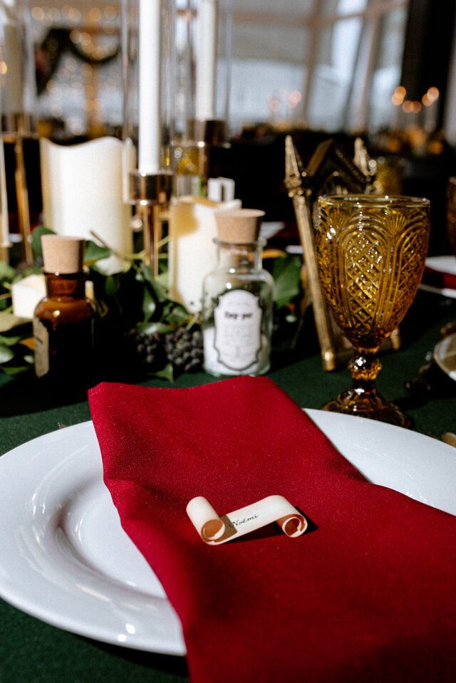 Elegáns asztaldíszek Griffendél hangulatban