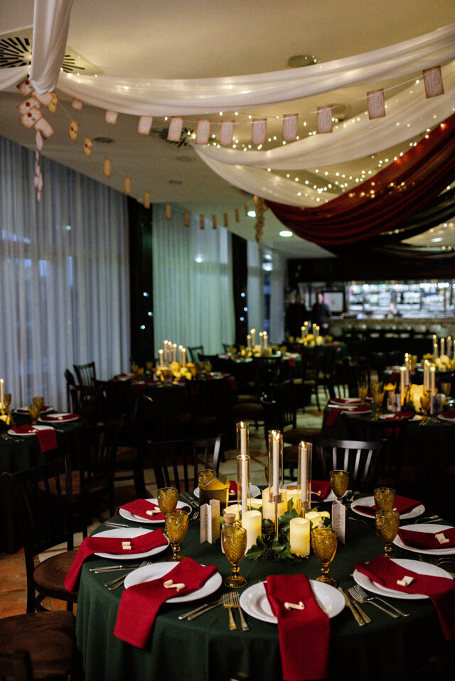 Elegáns asztaldíszek Griffendél hangulatban