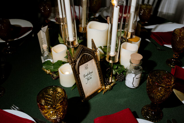 Elegáns asztaldíszek Griffendél hangulatban