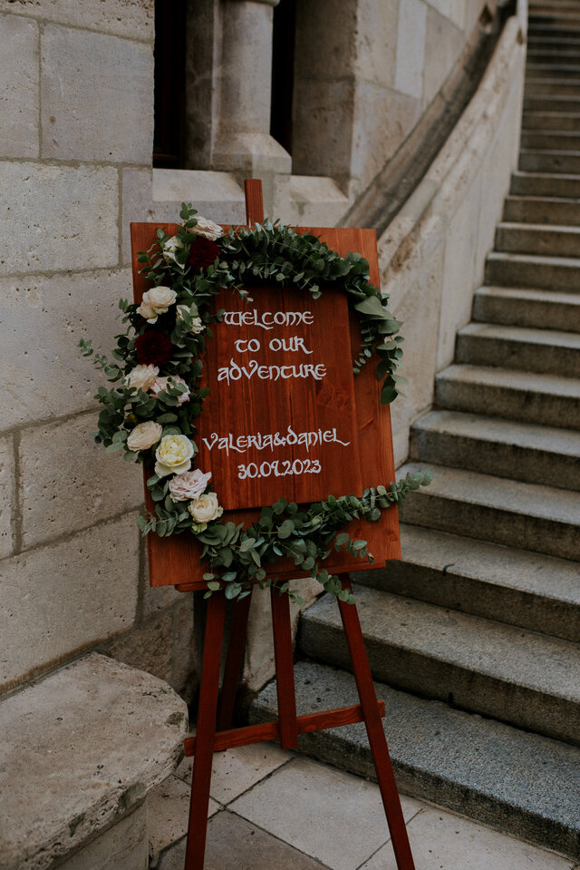 Táblák, feliratok, festőállványok