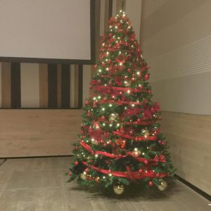 Karácsonyfa piros és arany díszítéssel