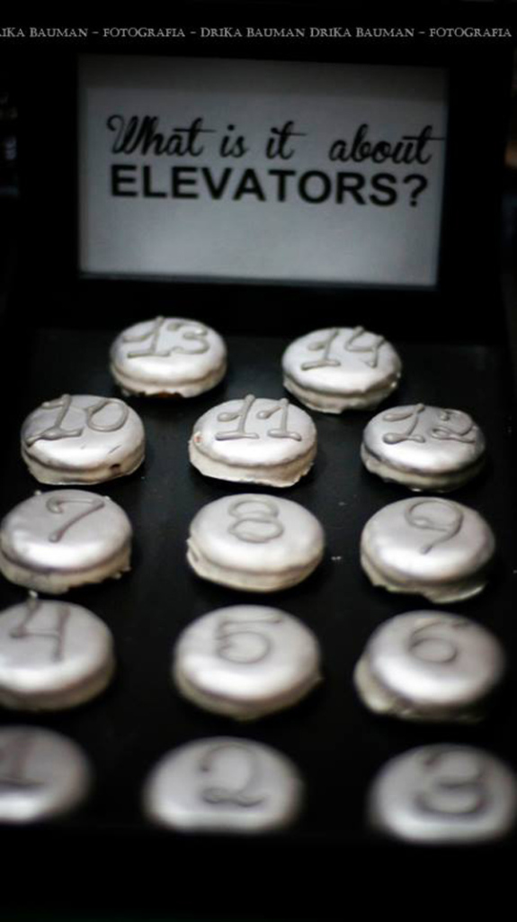 Ezüst macaron liftgombok