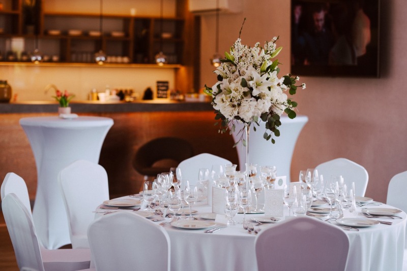 klasszikus fehér esküvői dekoráció - weeding factory